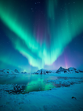 Арктика — северное сияние над ледниками